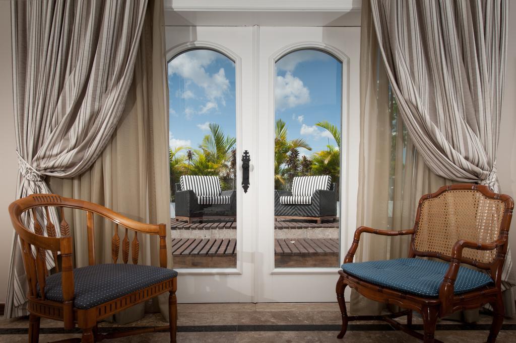 Hotel Tropical マナウス エクステリア 写真 A window with curtains