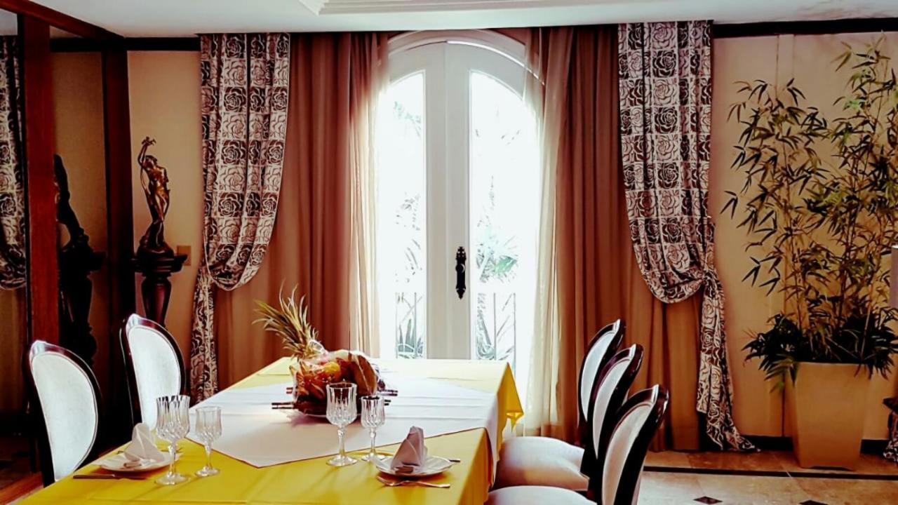 Hotel Tropical マナウス エクステリア 写真 Curtains in a dining room