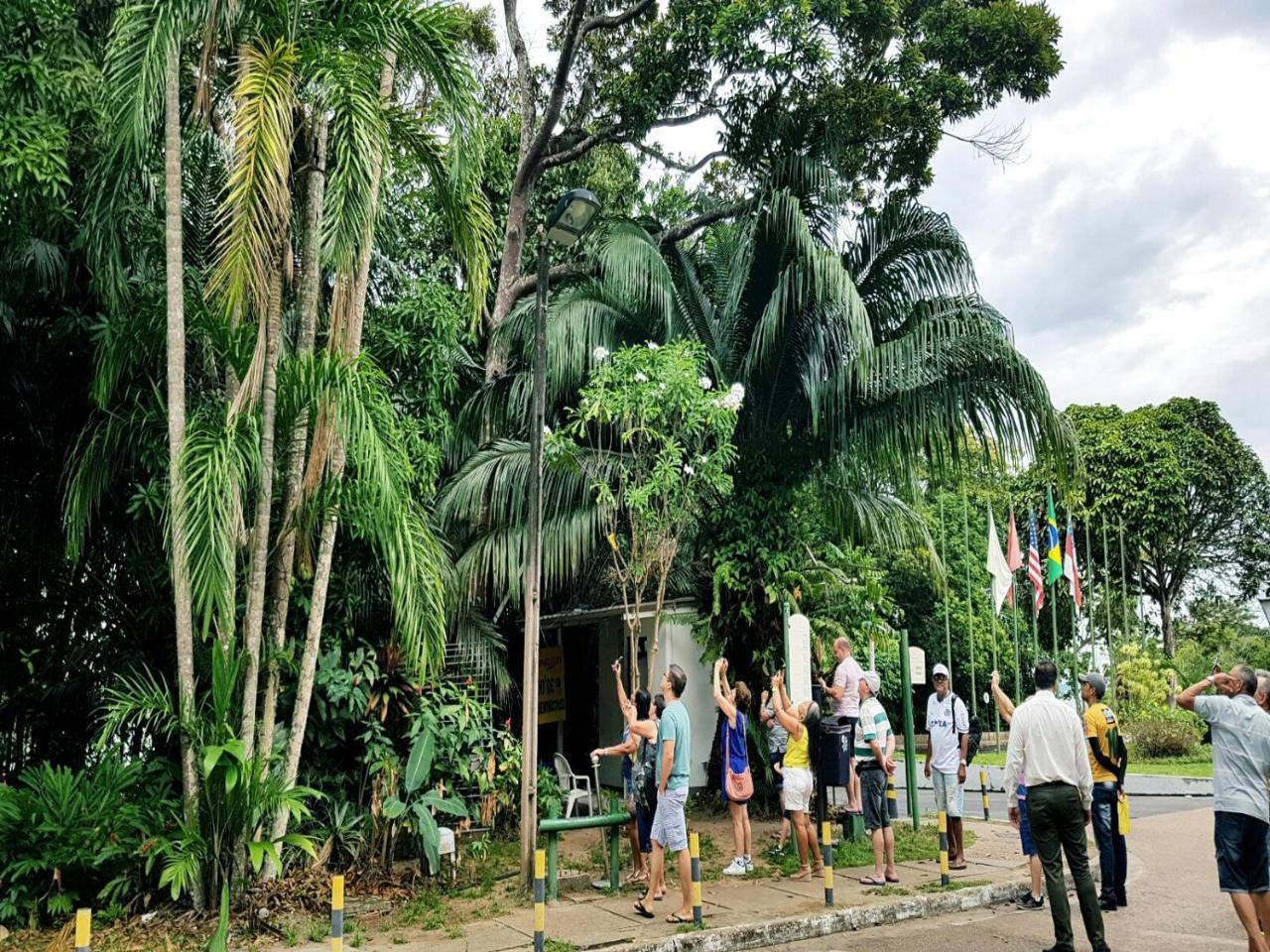 Hotel Tropical マナウス エクステリア 写真 Visitors at the entrance of the zoo