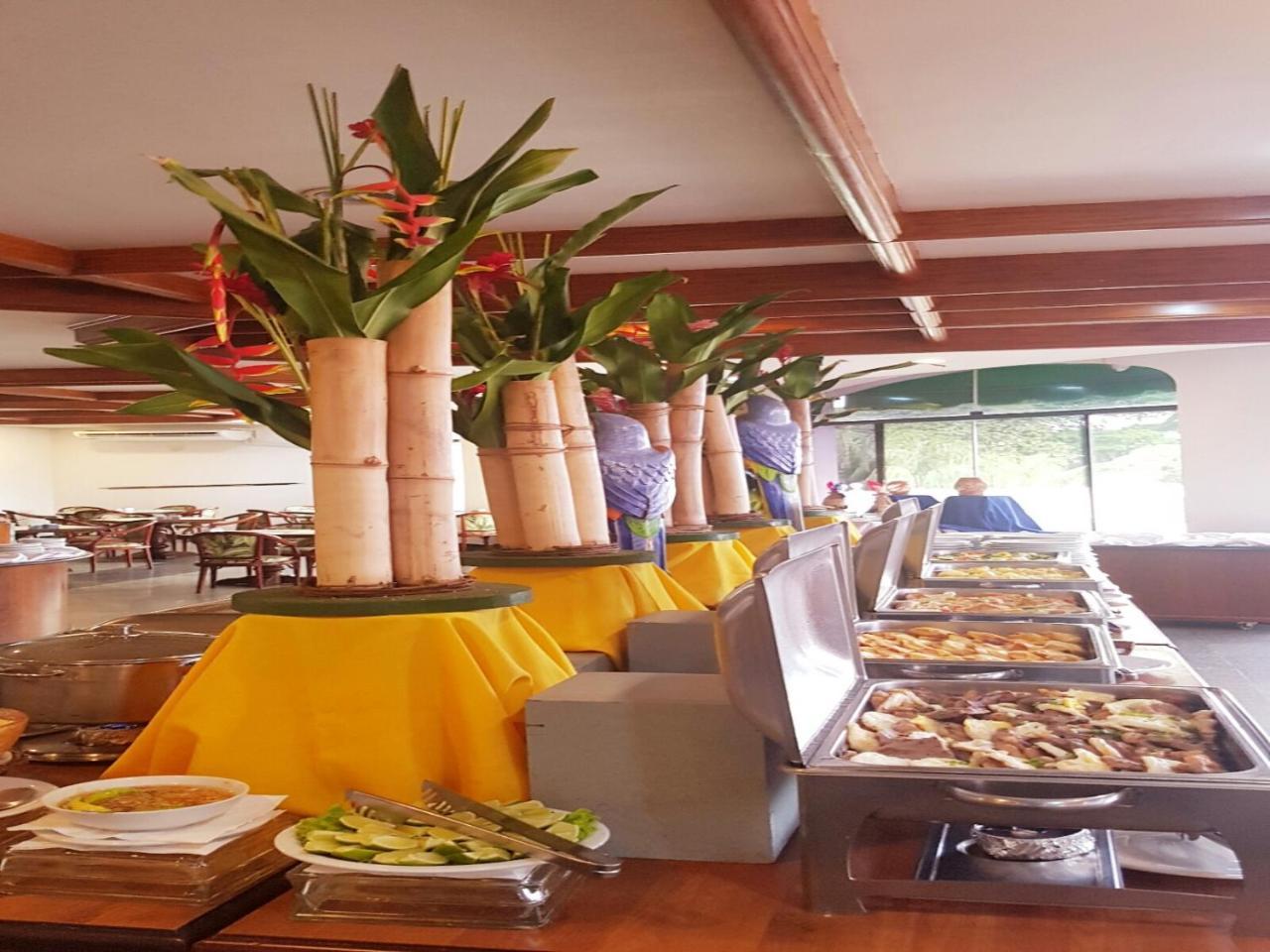 Hotel Tropical マナウス エクステリア 写真 A buffet at a hotel