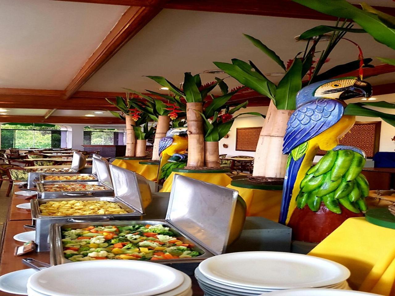 Hotel Tropical マナウス エクステリア 写真 The buffet at the restaurant